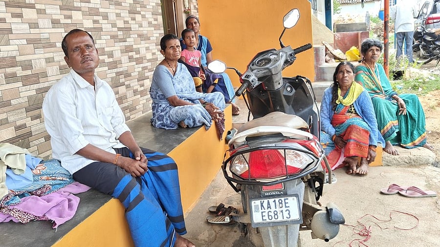 <div class="paragraphs"><p>People suffering from joint pain, rest in front of their houses.</p></div>